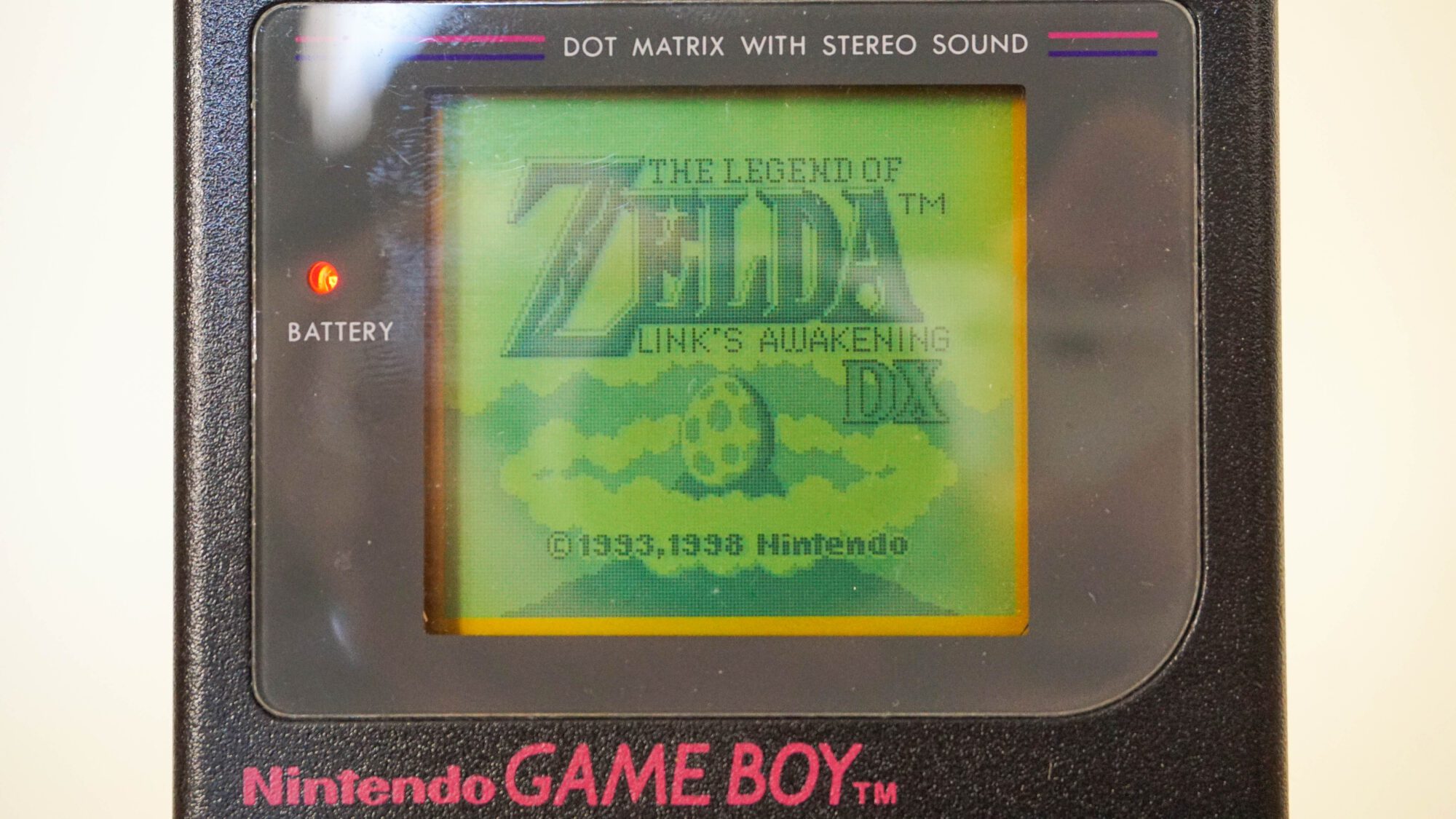 Photo d'une Game Boy Classic Noire, vue de l'écran qui fonctionne