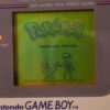 Photo d'une Game Boy Classic Grise, vue de l'écran qui fonctionne