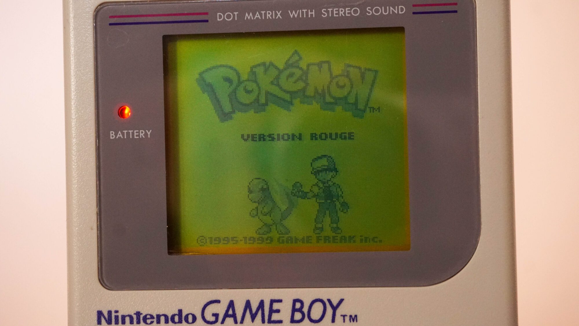 Photo d'une Game Boy Classic Grise, vue de l'écran qui fonctionne