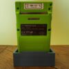 Photo d'une Game Boy Color Verte Fluo sur son socle, vue de dos