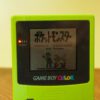 Photo d'une Game Boy Color Verte Fluo, vue de l'écran qui fonctionne