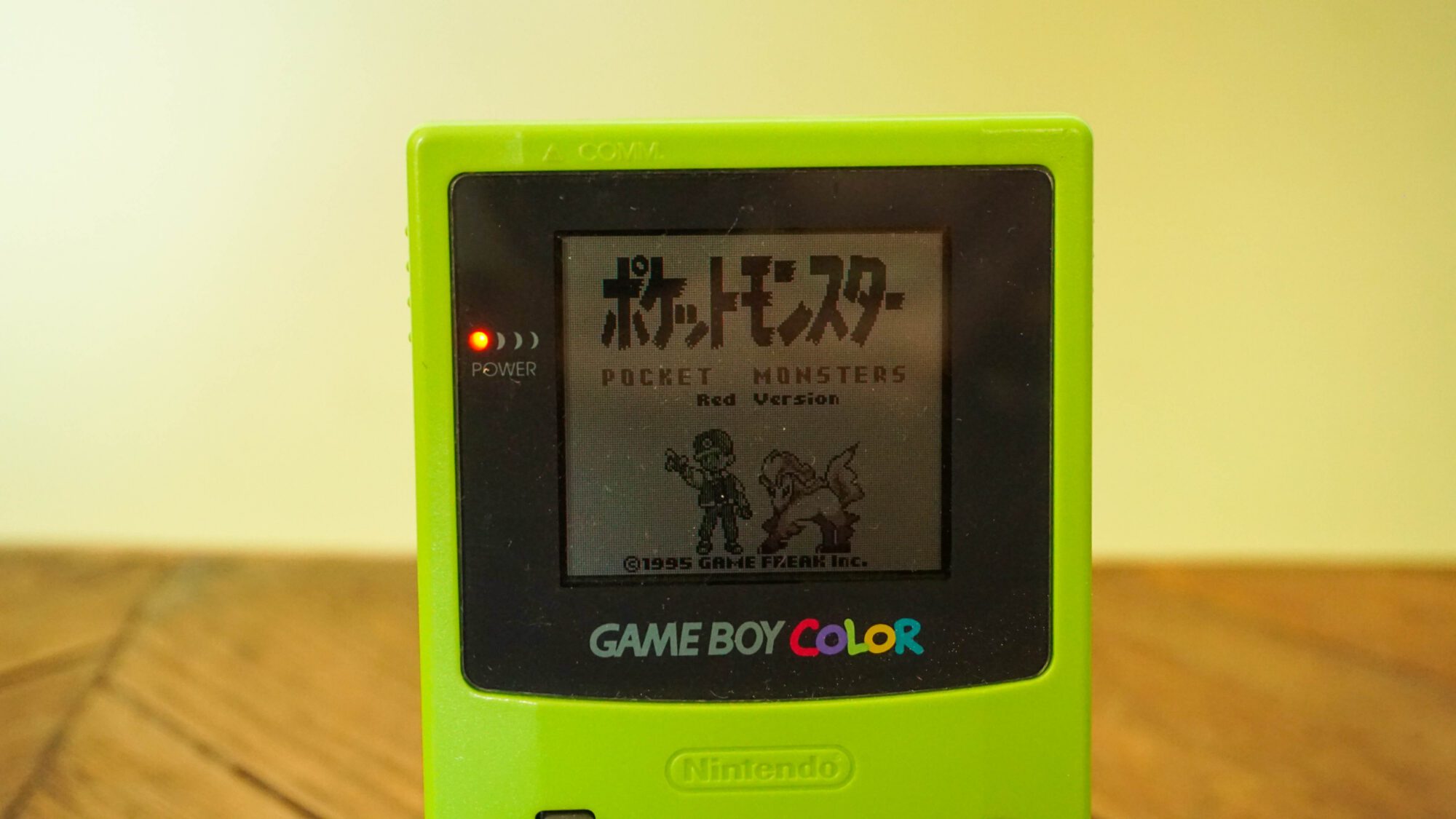 Photo d'une Game Boy Color Verte Fluo, vue de l'écran qui fonctionne