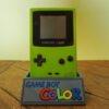 Photo d'une Game Boy Color Verte Fluo sur son socle, vue de face