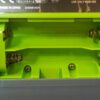 Photo d'une Game Boy Color Verte Fluo, vue du compartiment à piles