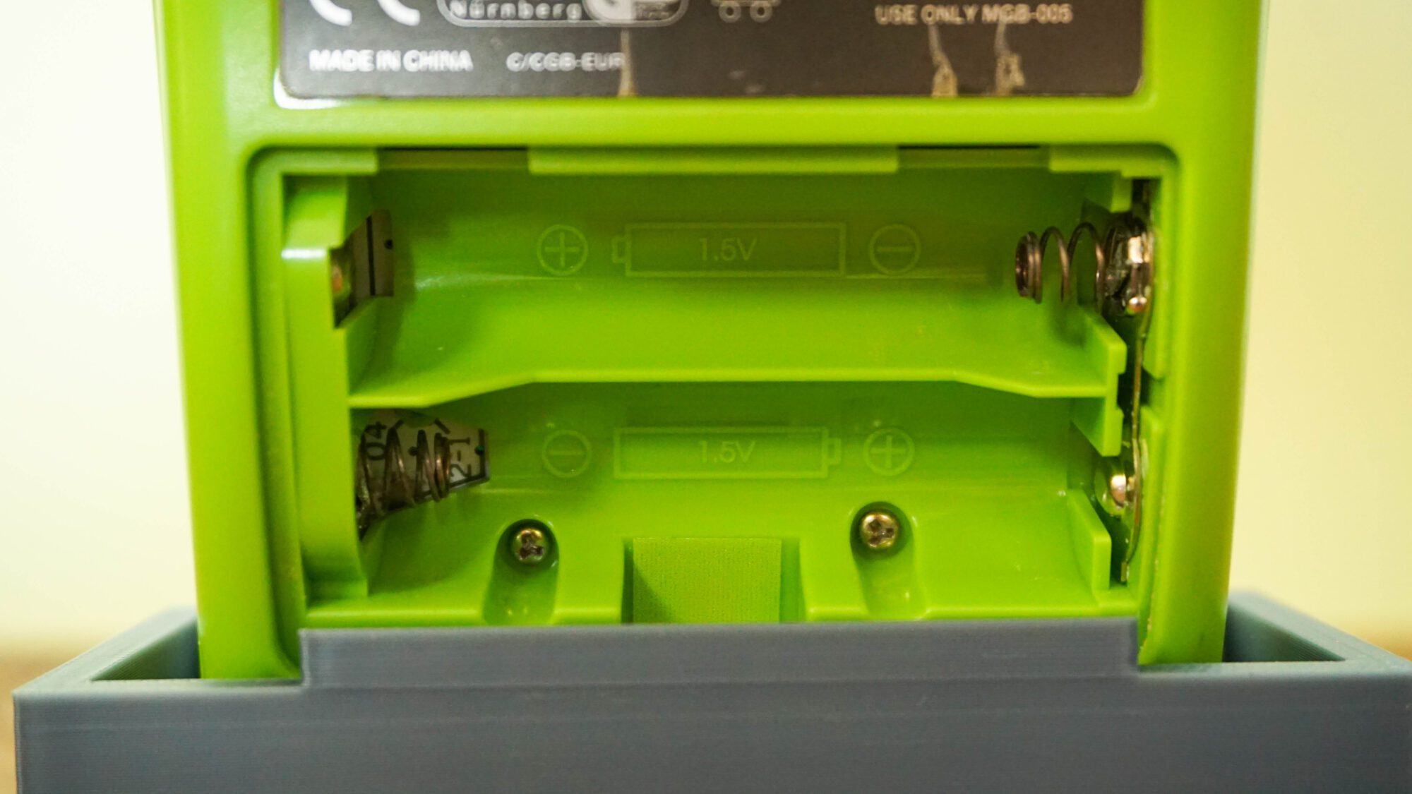 Photo d'une Game Boy Color Verte Fluo, vue du compartiment à piles