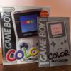 Photo d'une boîte de Game Boy Color Transparente vue de face, avec son livret