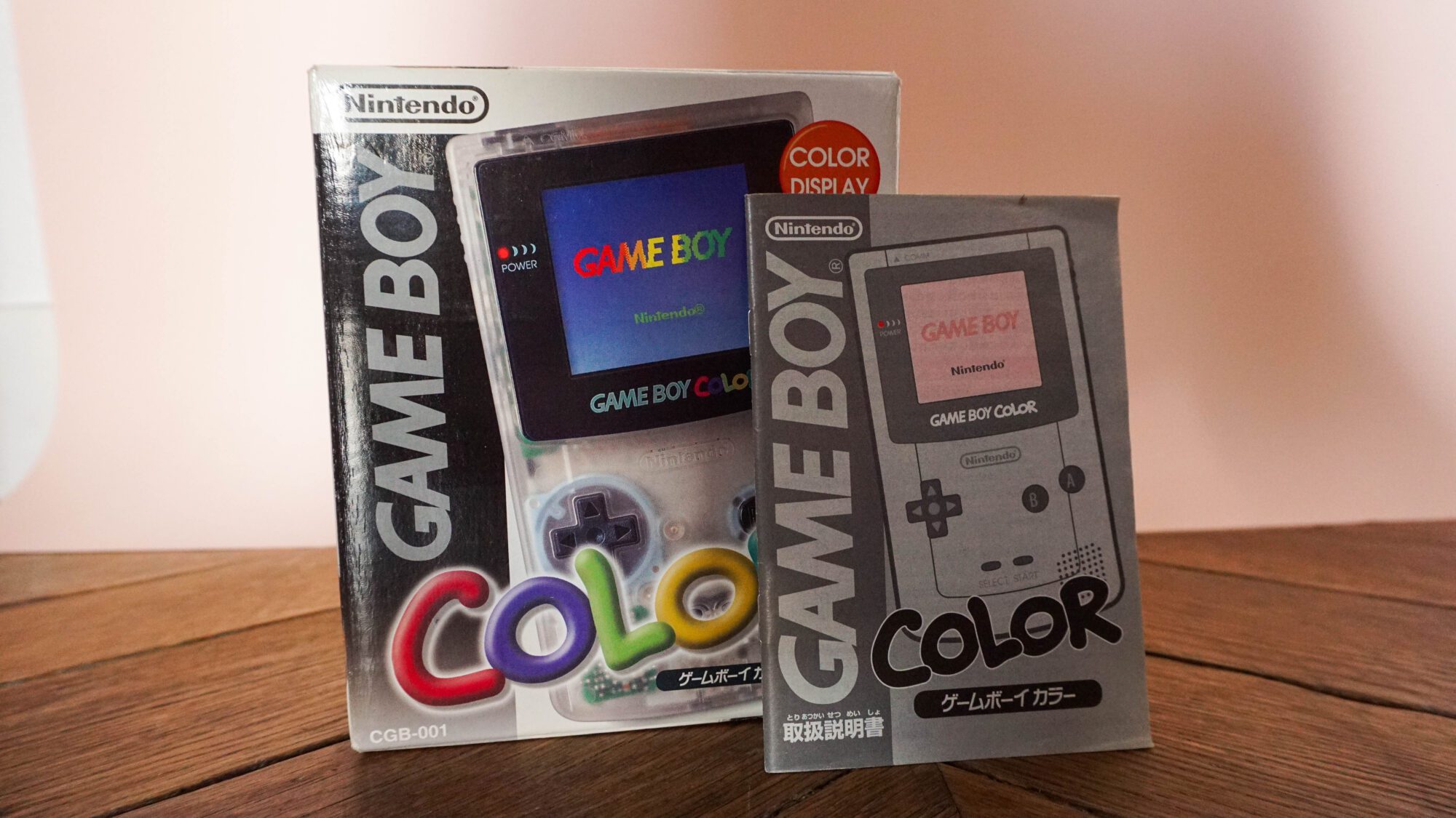 Photo d'une boîte de Game Boy Color Transparente vue de face, avec son livret