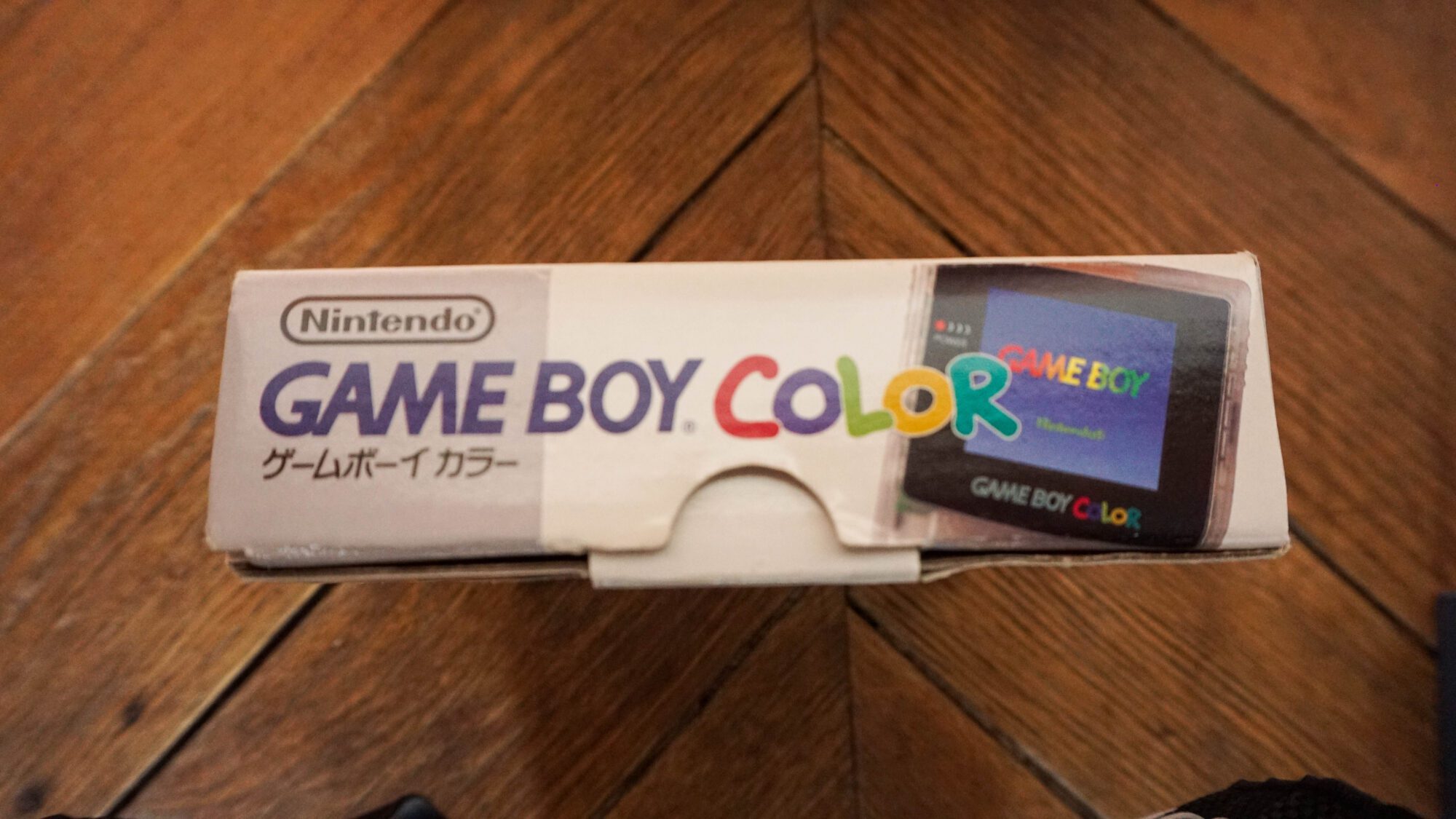 Photo d'une boîte de Game Boy Color Transparente vue de haut