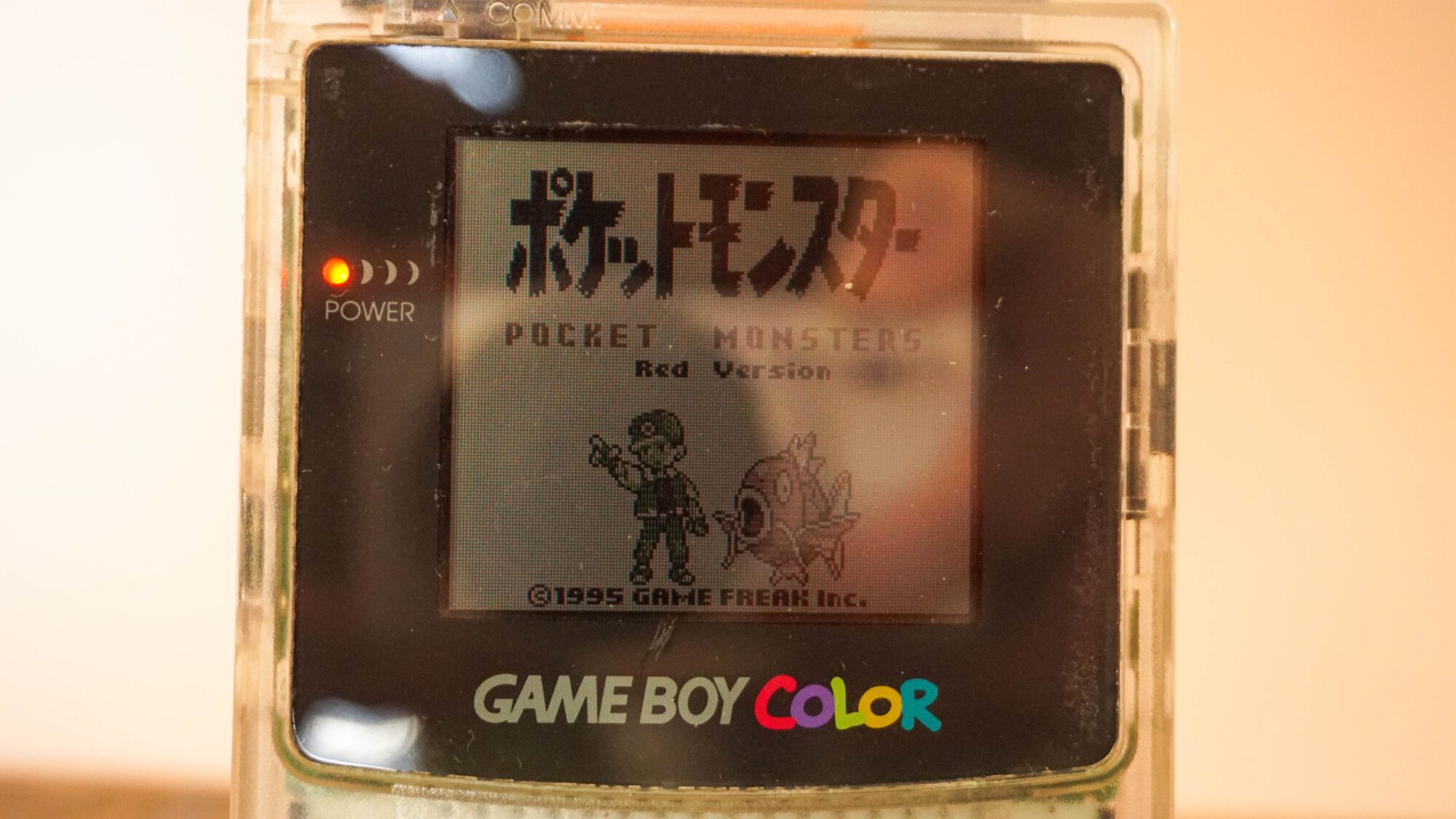 Photo d'une Game Boy Color Transparente, vue de l'écran qui fonctionne