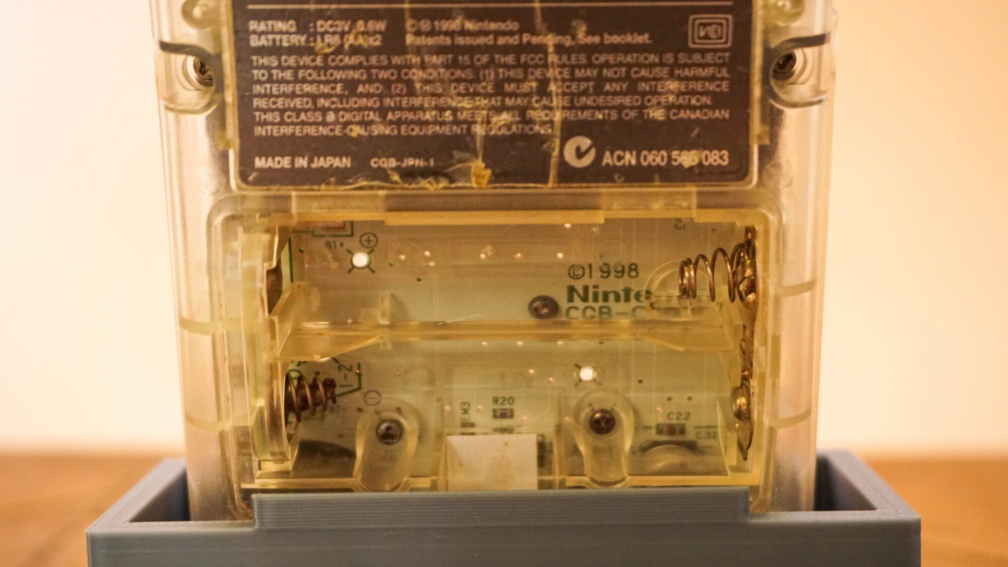 Photo d'une Game Boy Color Transparente, vue du compartiment à piles