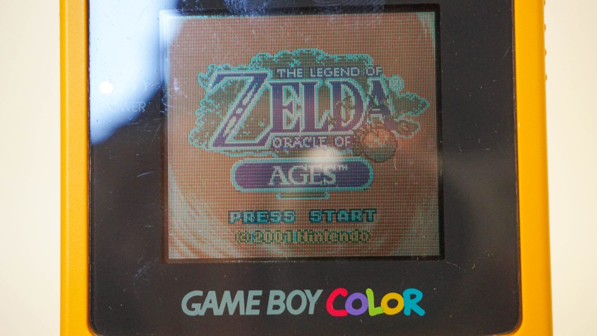 Photo d'une Game Boy Color Jaune, vue de l'écran qui fonctionne