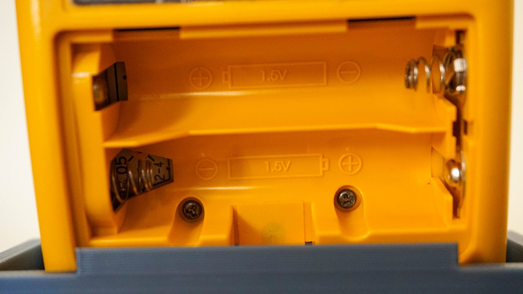 Photo d'une Game Boy Color Jaune, vue du compartiment à piles
