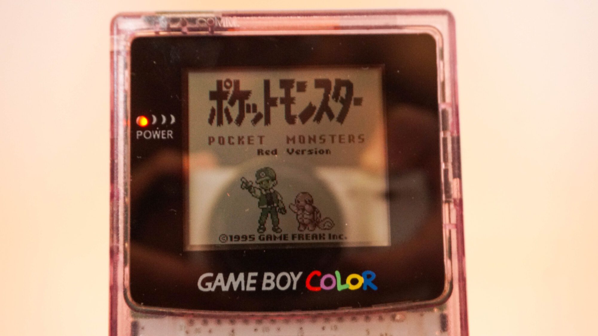 Photo d'une Game Boy Color Transparente/Violette, vue de l'écran qui fonctionne