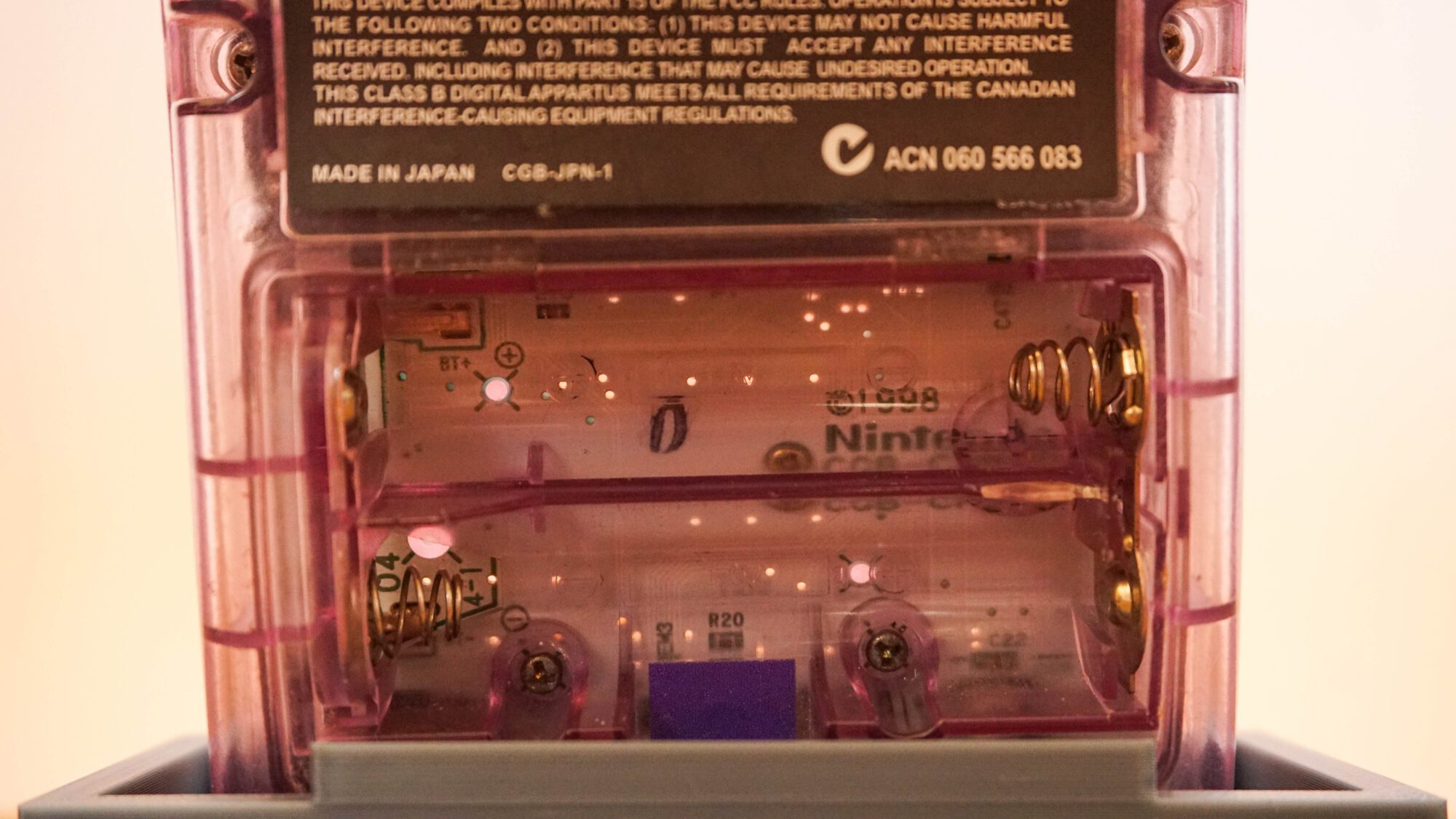 Photo d'une Game Boy Color Transparente/Violette, vue du compartiment à piles