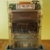 Photo d'une Game Boy Color Transparente sur son socle, vue de dos