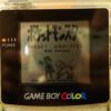 Photo d'une Game Boy Color Transparente, vue de l'écran qui fonctionne