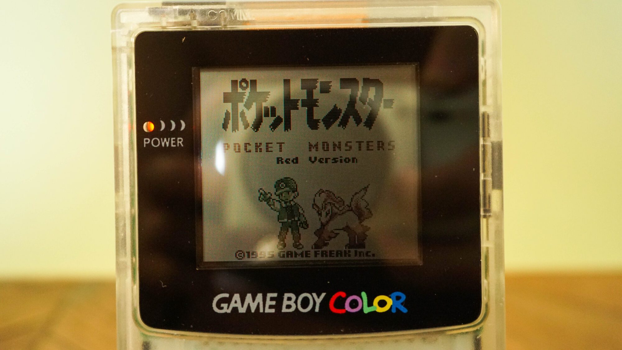 Photo d'une Game Boy Color Transparente, vue de l'écran qui fonctionne
