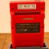Photo d'une Game Boy Color Rouge "Berry" sur son socle, vue de dos