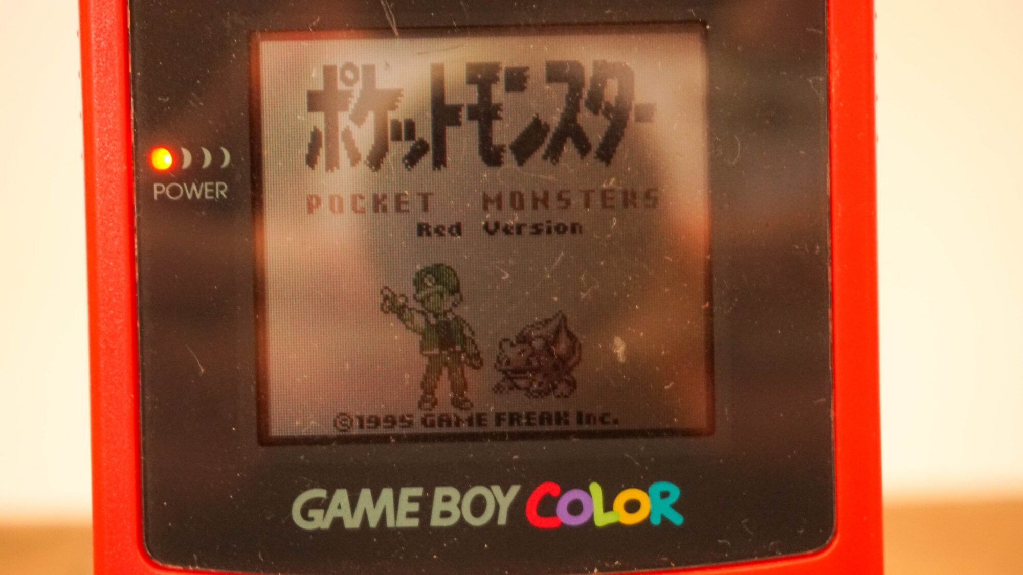 Photo d'une Game Boy Color Rouge "Berry", vue de l'écran qui fonctionne