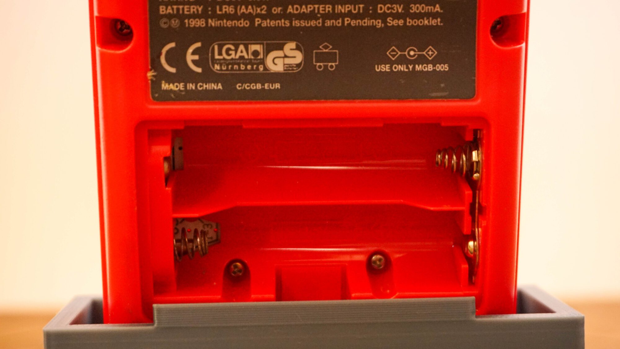 Photo d'une Game Boy Color Rouge "Berry", vue du compartiment à piles