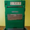 Photo d'une Game Boy Pocket Verte sur son socle, vue de dos