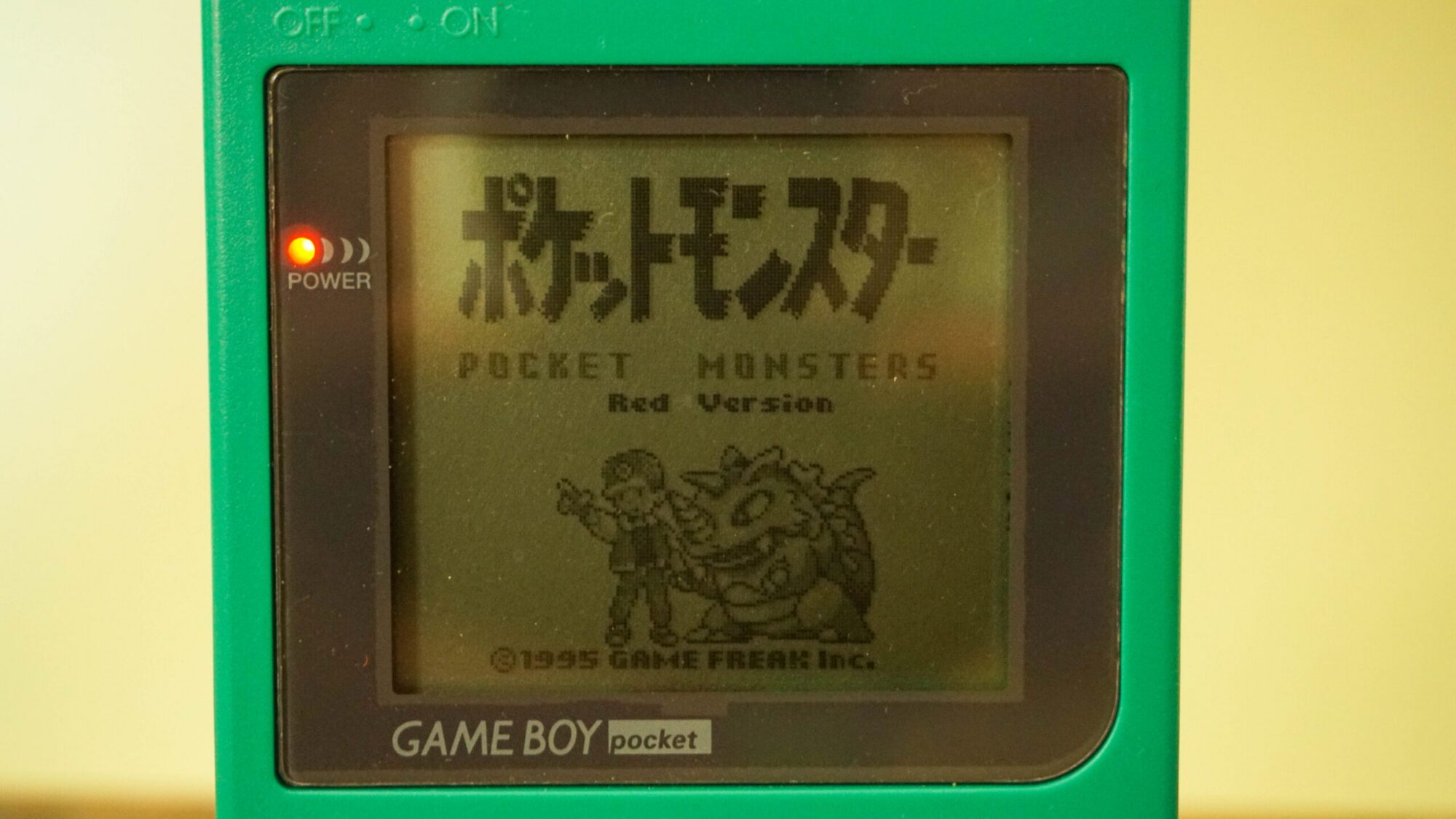 Photo d'une Game Boy Pocket Verte, vue de l'écran qui fonctionne