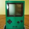 Photo d'une Game Boy Pocket Verte sur son socle, vue de face