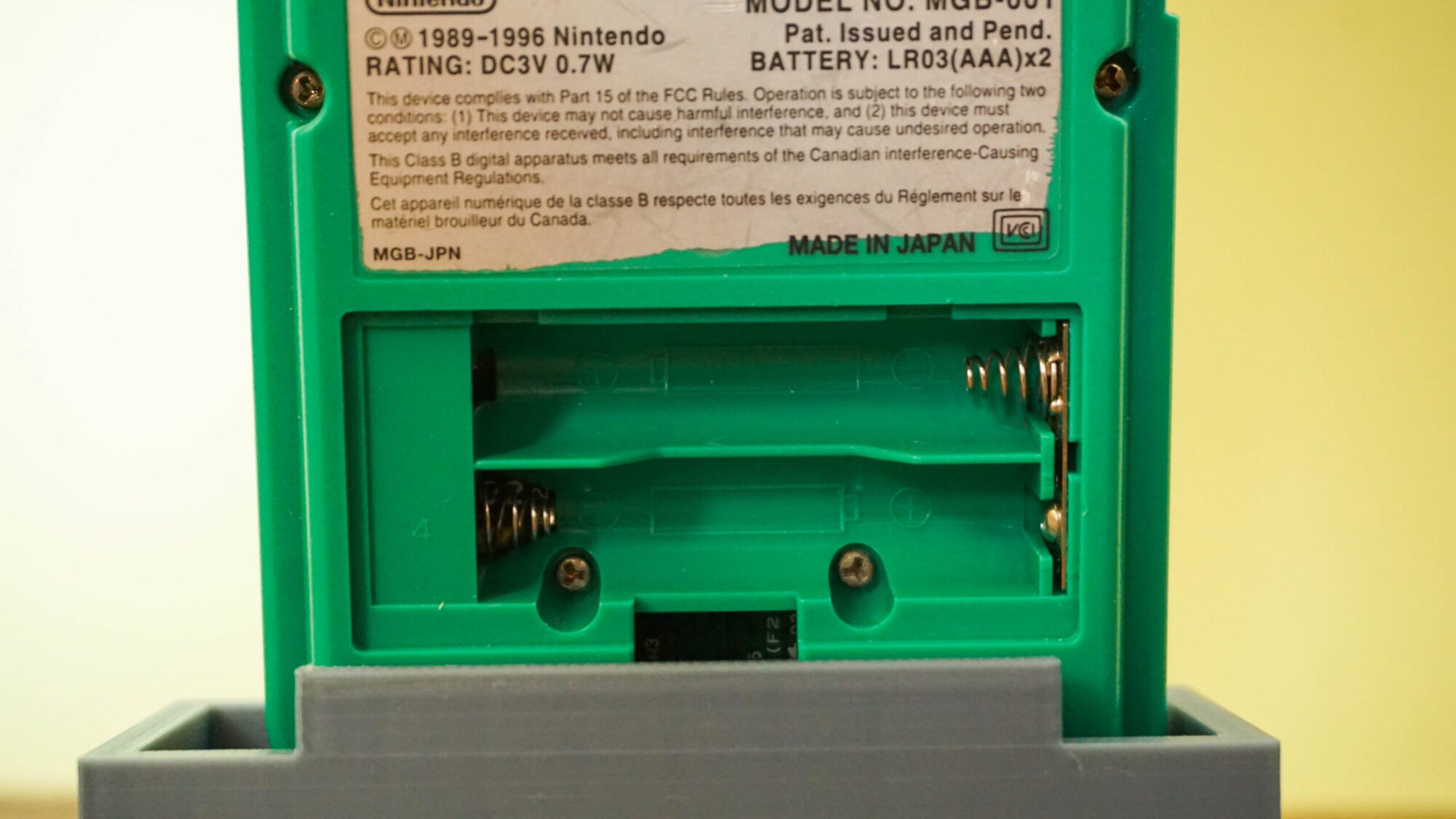 Photo d'une Game Boy Pocket Verte, vue du compartiment à piles