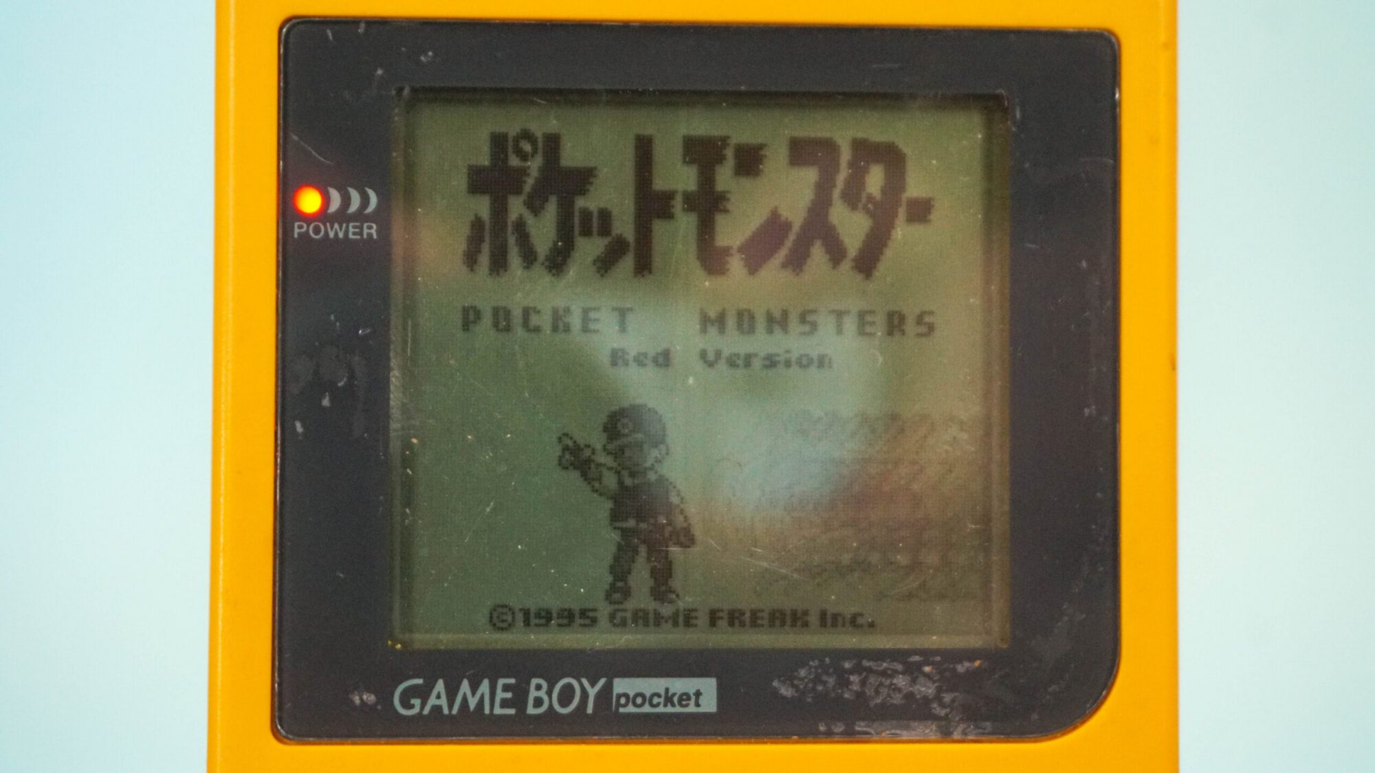 Photo d'une Game Boy Pocket Jaune, vue de l'écran qui fonctionne
