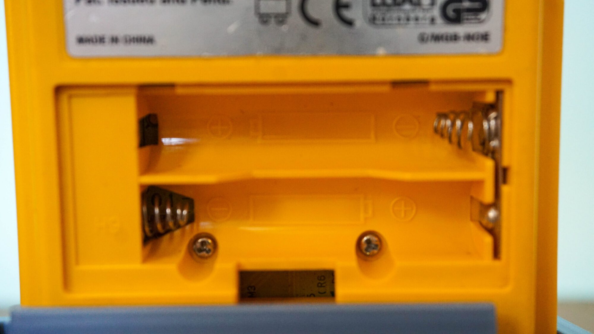 Photo d'une Game Boy Pocket Jaune, vue du compartiment à piles