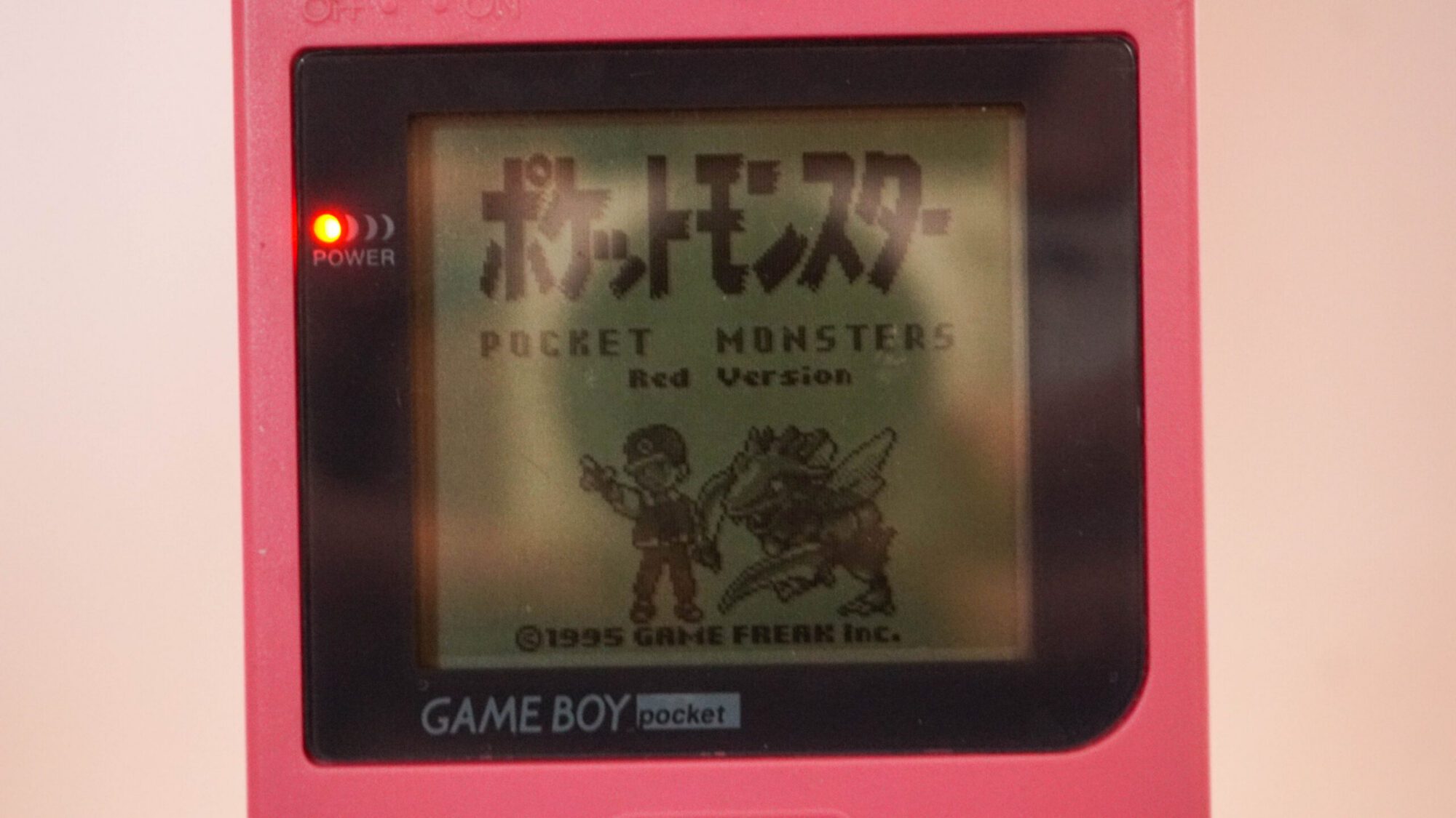 Photo d'une Game Boy Pocket Rose, vue de l'écran qui fonctionne