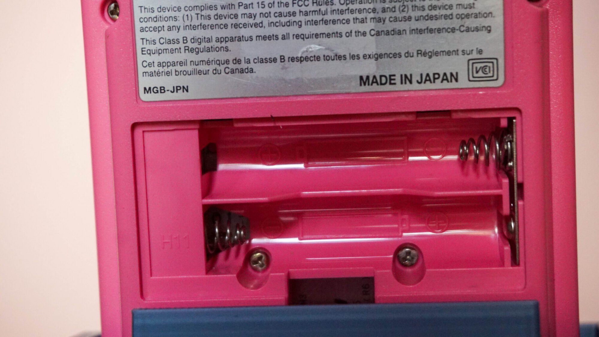 Photo d'une Game Boy Pocket Rose, vue du compartiment à piles