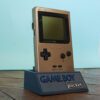 Photo d'une Game Boy Pocket Or sur son socle, vue de 3/4