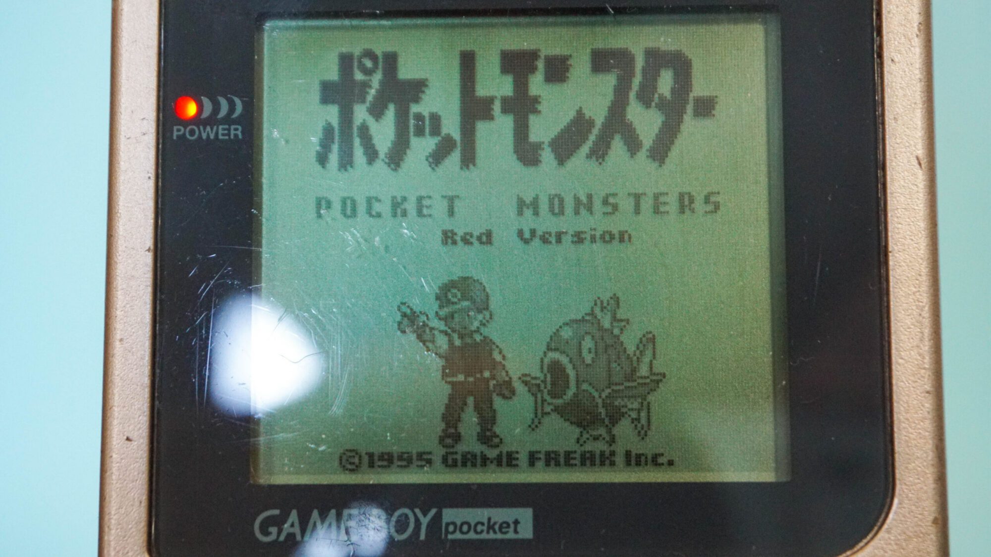 Photo d'une Game Boy Pocket Or, vue de l'écran qui fonctionne