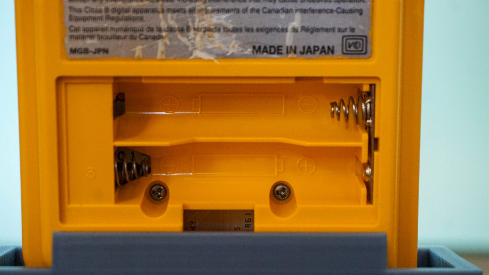 Photo d'une Game Boy Pocket Jaune, vue du compartiment à piles