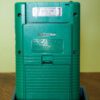 Photo d'une Game Boy Classic Verte sur son socle, vue de dos