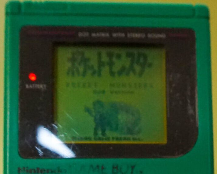 Photo d'une Game Boy Classic Verte, vue de l'écran qui fonctionne