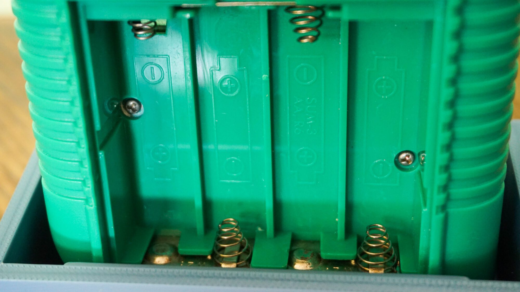 Photo d'une Game Boy Classic Verte, vue du compartiment à piles