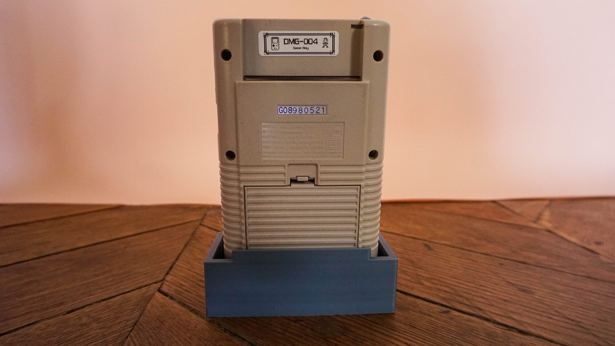 Photo d'une Game Boy Classic Grise sur son socle