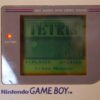 Photo d'une Game Boy Classic Grise, vue de l'écran qui fonctionne