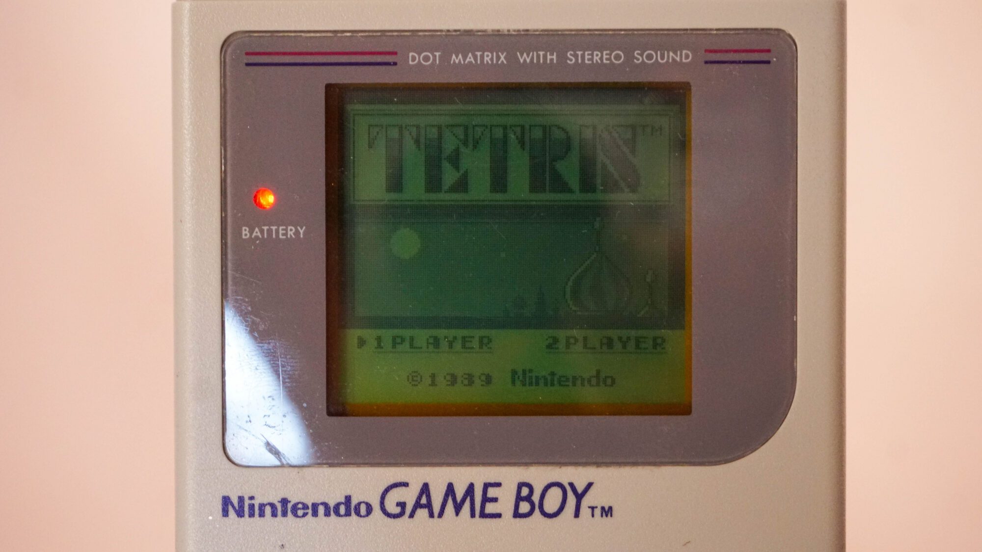 Photo d'une Game Boy Classic Grise, vue de l'écran qui fonctionne