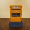 Photo d'une Game Boy Color Jaune sur son socle, vue de dos