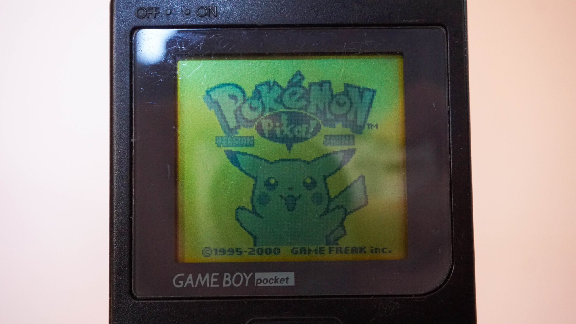 Photo d'une Game Boy Pocket Noire, vue de l'écran qui fonctionne
