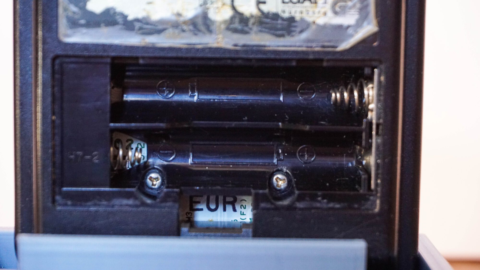 Photo d'une Game Boy Pocket Noire, vue du compartiment à piles